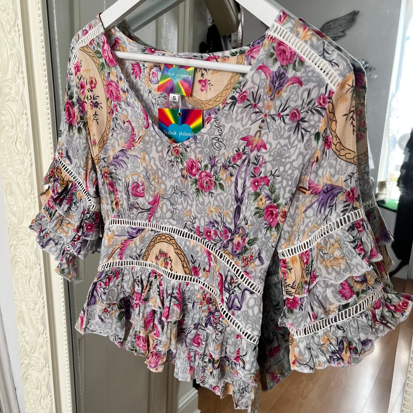 NJ Couture Beatnik Philosophy Grey Floral Ruffle Blouse – Size S NJCB18