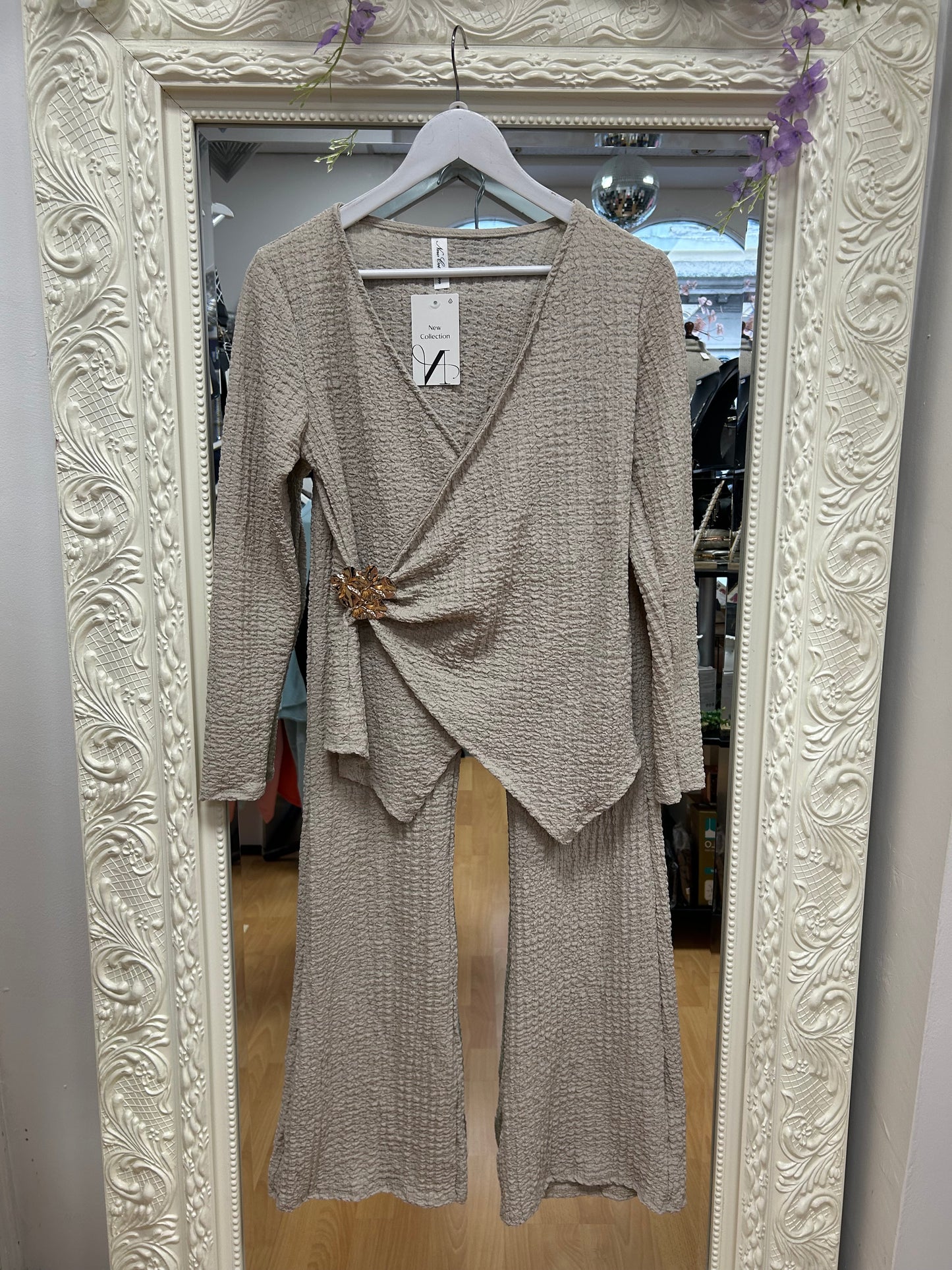 Willow Set with gold Emblem