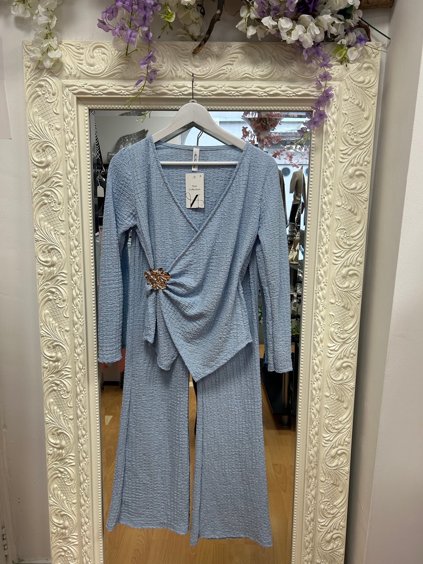 Willow Set with gold Emblem