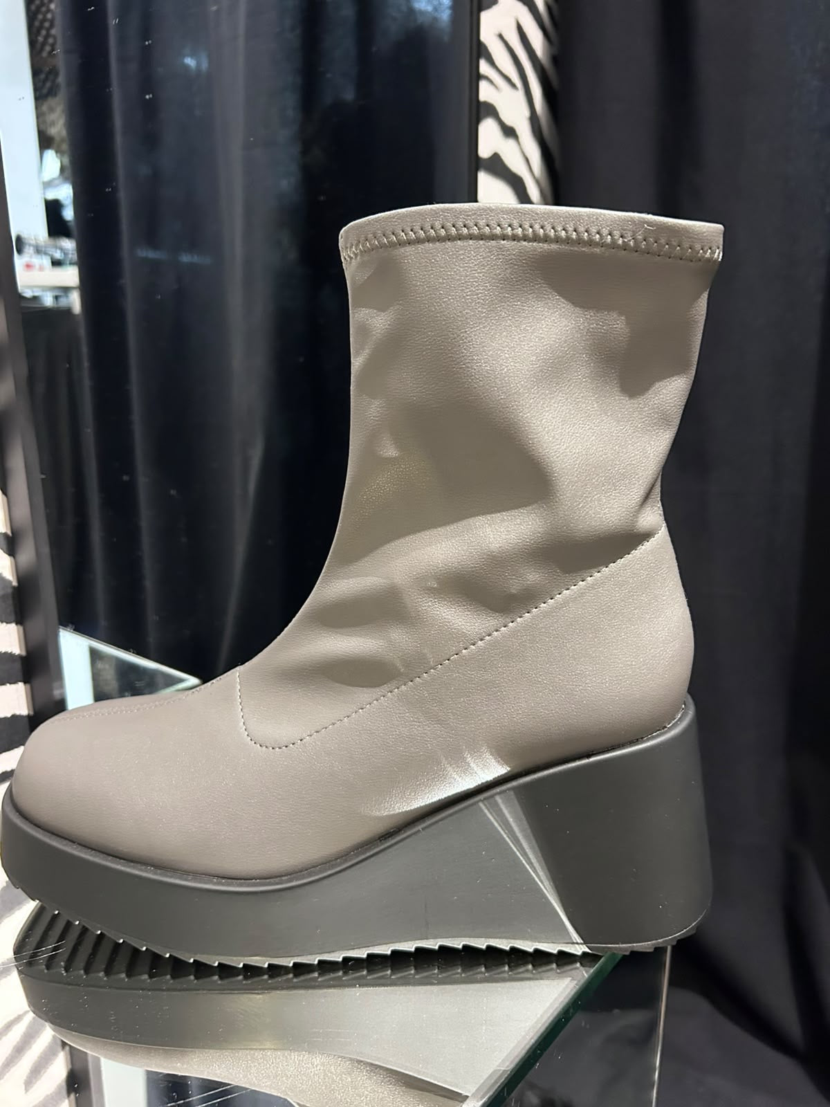 JDW5 Grey Taupe Wide Fit Platform Wedge Ankle Boots – Size 7