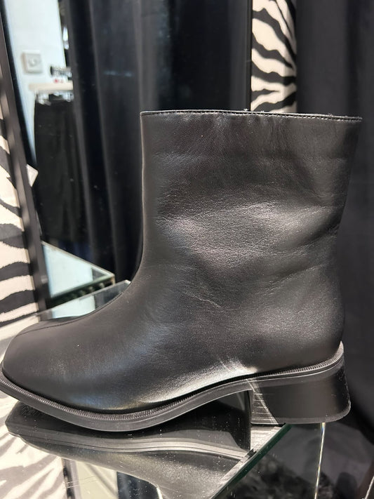 JDW-2 Black Real Leather Ankle Boots – Size 6