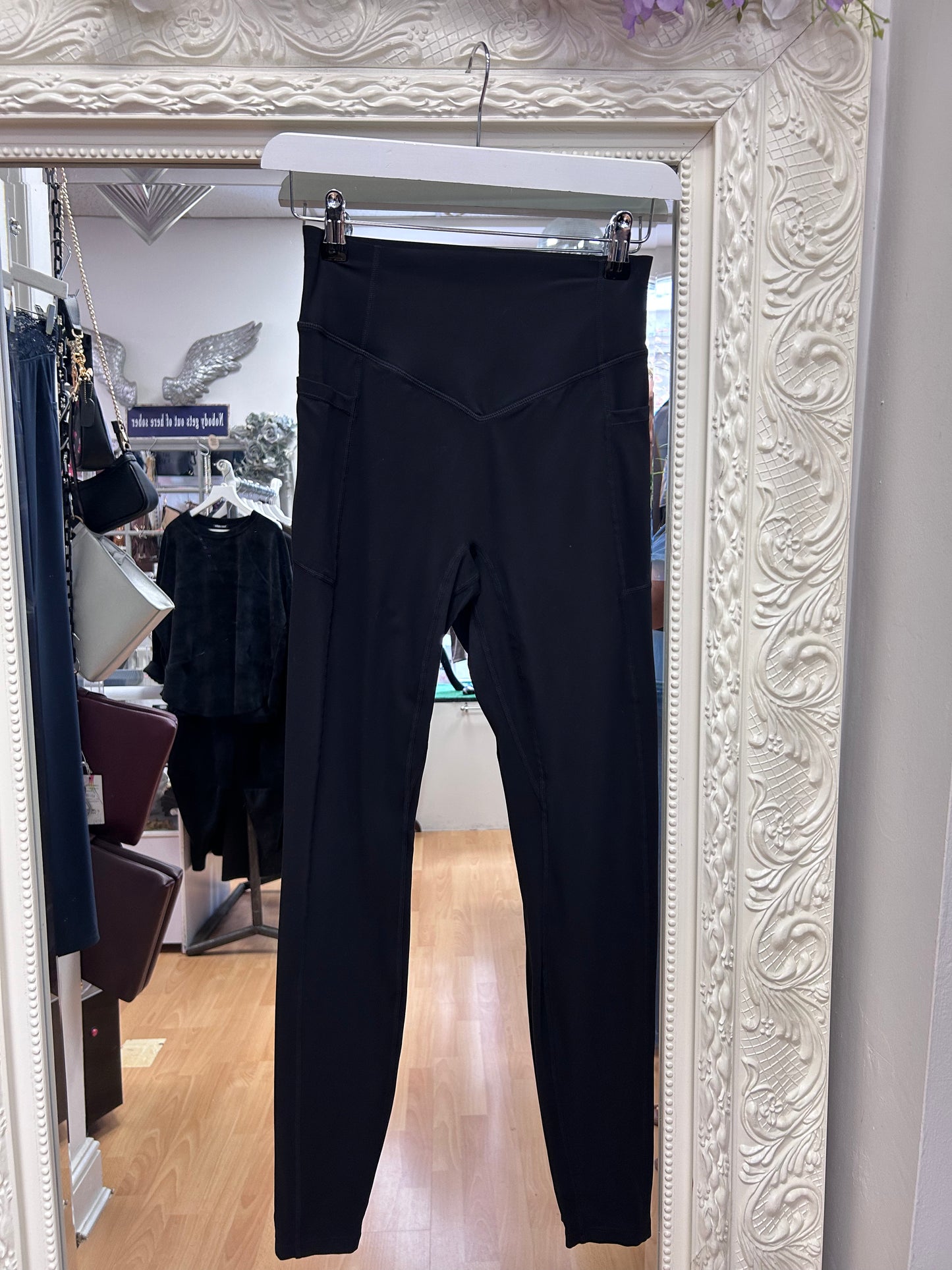 Halara UltraSculpt Black Scrunch Butt Leggings with Pockets – Size S H1
