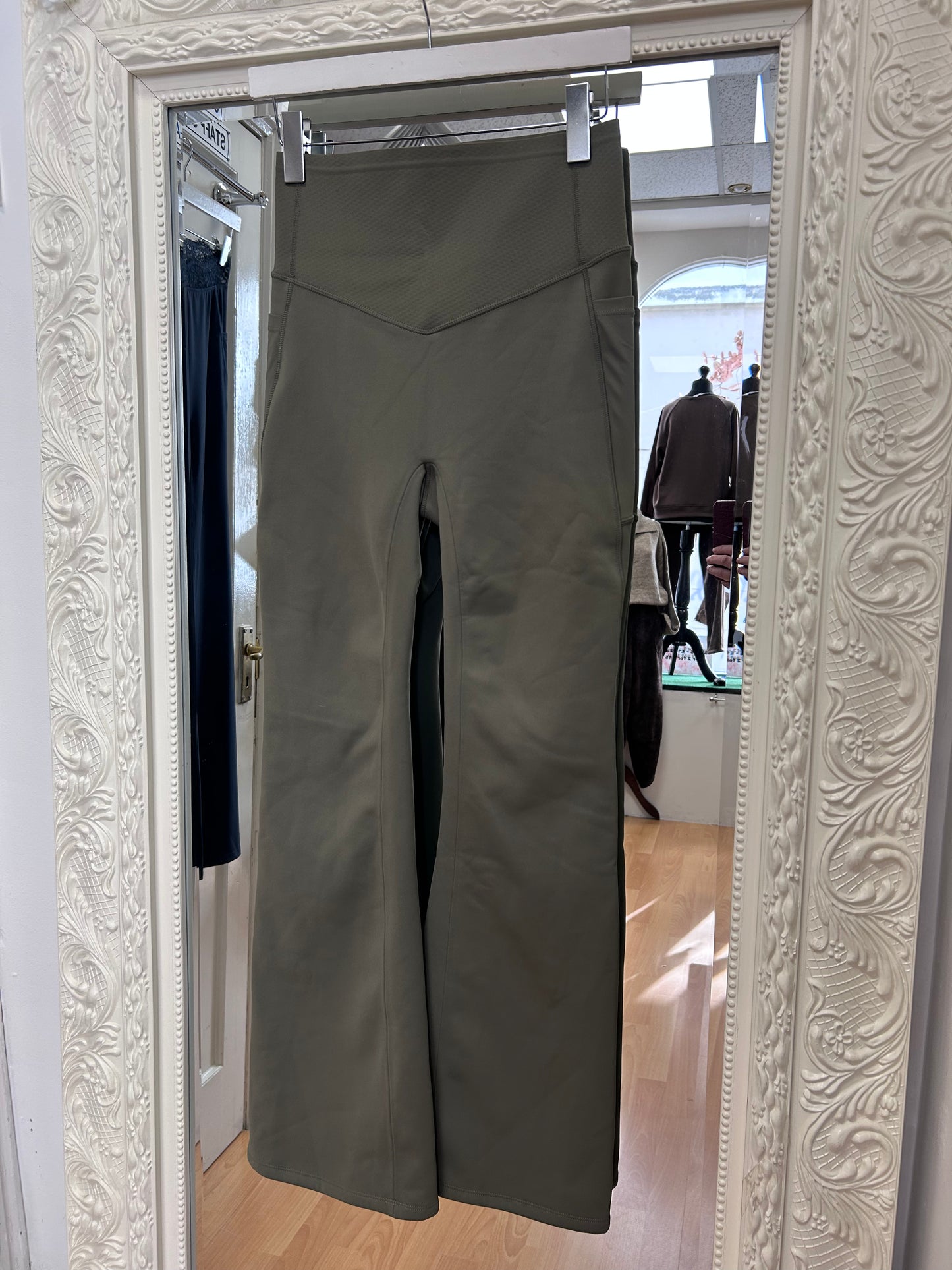 Halara Khaki Fleece-Lined Thermal Flare Leggings – Size M H3